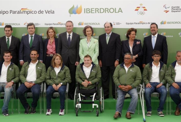 Fotografía de grupo de Su Majestad la Reina con las autoridades asistentes a la presentación y el Equipo Paralímpico Español de Vela Ibredrola